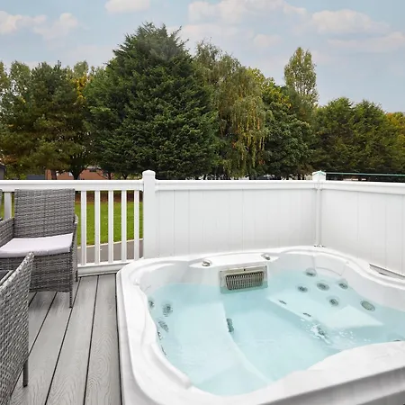 別荘 Teejay's With Hot Tub *