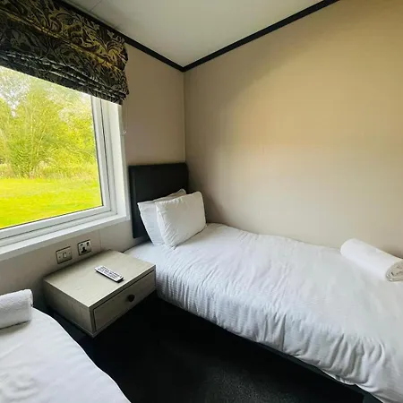 בית נופש Teejay's With Hot Tub