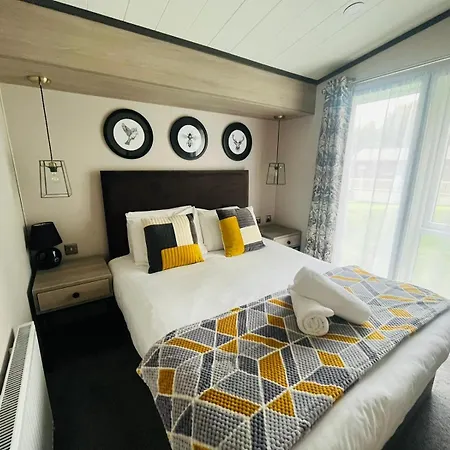 בית נופש Teejay's With Hot Tub *