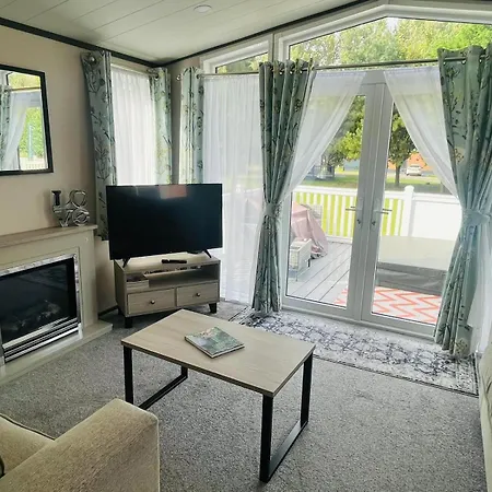 Teejay's With Hot Tub Holiday home *