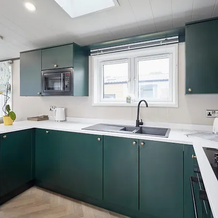 Teejay's With Hot Tub *